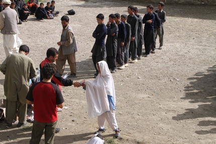 Pakistan Nangmah Valley - Giving supplies