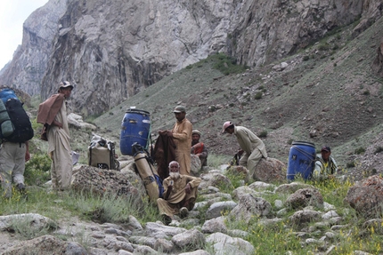 Pakistan Nangmah Valley - Riposo durante l'avvicinamento