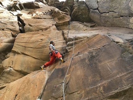 Tenerife arrampicare, Isole Canarie  - Arrampicare a Tenerife: Maurizio Oviglia in arrampicata a Planeta Zarba