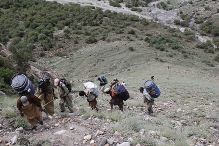 Pakistan Nangmah Valley - I portatori durante l'avvicinamento