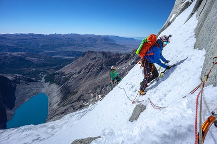 Patagonia parapendio, Aaron Durogati - Aaron Durogati in Patagonia: salendo Aguja Saint Exupery