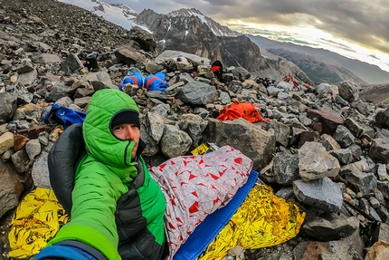 Patagonia parapendio, Aaron Durogati - Aaron Durogati in Patagonia: al bivacco prima della salita di Aguja Saint Exupery