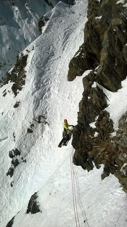 Pizzo Porola, Alpi Orobie, Marco Birolini, Ennio Spiranelli - Durante l'apertura di 80 Primavere, Pizzo Porola parete est (Marco Birolini, Ennio Spiranelli 25/01/2019)