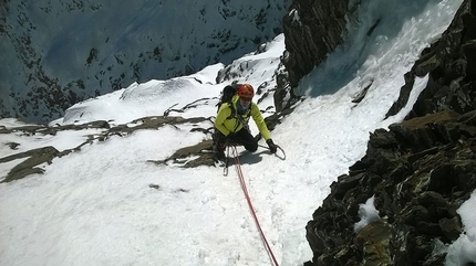 Pizzo Porola, Alpi Orobie, Marco Birolini, Ennio Spiranelli - Durante l'apertura di 80 Primavere, Pizzo Porola parete est (Marco Birolini, Ennio Spiranelli 25/01/2019)