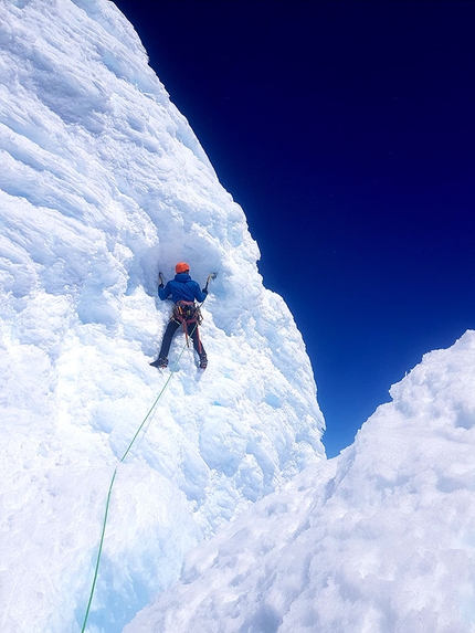 Cerro Torre, Fitz Roy, Patagonia, Edoardo Albrighi, Jacopo Zezza - Patagonia: Jacopo Zezza sale il fungo sommitale del Cerro Torre