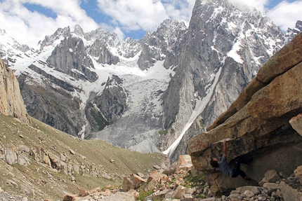Pakistan Nangmah Valley - Bouldering in the beautiful Nangmah Valley