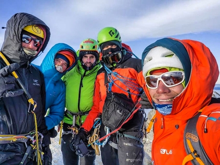 Cerro Torre, Fitz Roy, Patagonia, Edoardo Albrighi, Jacopo Zezza - In cima al Fitz Roy, Patagonia. Da sinistra a destra: Edoardo Albrighi, Jacopo Zezza, Claudio Migliorini, Paolo Calzà, Daniel Ladurner