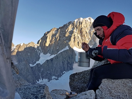 Filip Babicz - Filip Babicz: colazione ai piedi della Madonna alla cima dell'Aiguille Noire de Peuterey