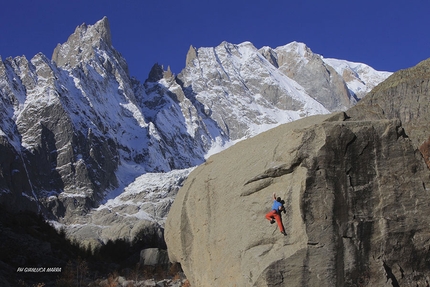 Filip Babicz - Filip Babicz sul Highball alla Brenva, con sullo sfondo la Cresta di Peuterey e il Monte Bianco