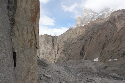 Pakistan Nangmah Valley - Rui Rosado battling the'offwidth on pitch 2