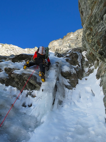 Cervino, Marco Farina, Marco Majori - Cervino parete ovest: goulotte verticali a metà parete