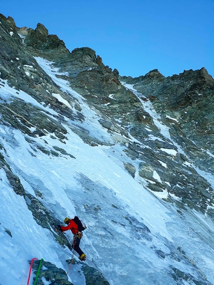 Matterhorn, Marco Farina, Marco Majori - Matterhorn West Face: Marco Majori above the yellow band