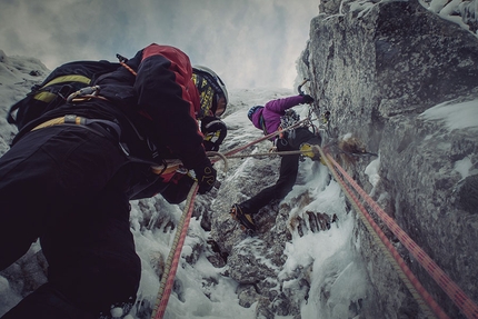 Diecimila anni, anno più, anno meno - Biologia dell’alpinista maschio - Silvia Petroni (assicurata da Gianluca Puricelli) sul Camino dei Lucchesi, Anticima Pania della Croce, Alpi Apuane