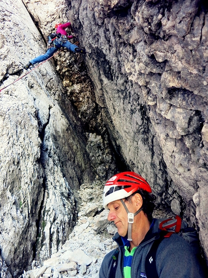 Diecimila anni, anno più, anno meno - Biologia dell’alpinista maschio - Silvia Petroni (assicurata da Gian Carlo Polacci) sul Diedro Cozzolino, Piccolo Mangart di Coritenza