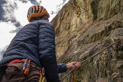 Diecimila anni, anno più, anno meno - Biologia dell’alpinista maschio - Silvia Petroni (assicurata da Gianluca Puricelli) in Valmalenco, Pilastri di Campo Moro