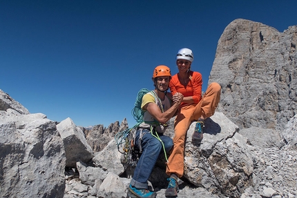 Diecimila anni, anno più, anno meno - Biologia dell’alpinista maschio - Silvia Petroni e Francesco Celandroni in vetta alla Torre Trieste (via Carlesso), Dolomiti 