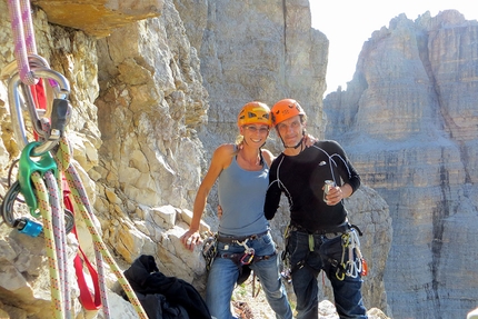 Diecimila anni, anno più, anno meno - Biologia dell’alpinista maschio - Silvia Petroni e Francesco Celandroni al termine della Comici-Dimai, Cima Grande di Lavaredo