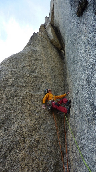 Greenland 2010 - Olivier Favresse in action on the Shepton Spire