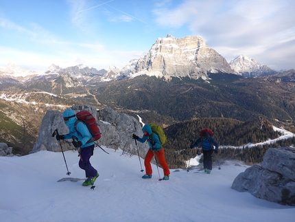 Civetta, Dolomiti, Zuita Patavina, Alessandro Baù, Daniele Geremia, Giovanni Zaccaria, Matteo Baù - Zuita Patavina, Civetta, Dolomiti: donne portatrici sfidano il vento in avvicinamento il giorno prima del primo tentativo