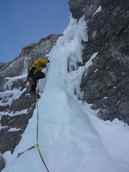 Civetta, Dolomiti, Zuita Patavina, Alessandro Baù, Daniele Geremia, Giovanni Zaccaria, Matteo Baù - Zuita Patavina, Civetta, Dolomiti: Alessandro Baù affronta la corta candela di L14, ultimo tratto verticale della via