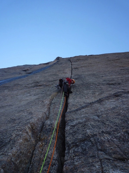 Groenlandia 2010 - Ben Ditto sale una fessura sulla Close Call Wall.