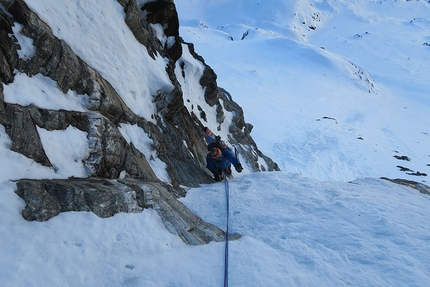 Pizzo Malenco, Valentino Cividini, Elia Negrini - Durante la prima salita di Via degli Amici, Pizzo Malenco parete sud, Valmalenco (Valentino Cividini, Elia Negrini 19/02/2019)