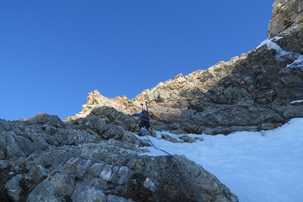 Pizzo Malenco, Valentino Cividini, Elia Negrini - Durante la prima salita di Via degli Amici, Pizzo Malenco parete sud, Valmalenco (Valentino Cividini, Elia Negrini 19/02/2019)