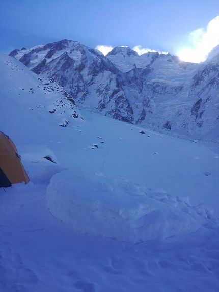 Nanga Parbat, Daniele Nardi, Tom Ballard - Il Nanga Parbat in inverno, fotografato dal campo base il 27/02/2019. Non si hanno più notizie di Daniele Nardi e Tom Ballard da domenica 24/02/2019, data in cui i due si trovavano oltre 6000 sullo Sperone Mummery.