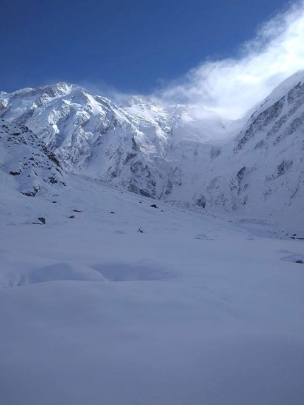 Nanga Parbat - Il Nanga Parbat in inverno, fotografato dal campo base. Non si hanno più notizie di Daniele Nardi e Tom Ballard da domenica 24/02/2019, data in cui i due si trovavano oltre 6000 sullo Sperone Mummery.