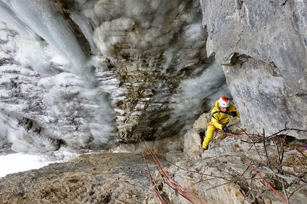 Kandersteg, Bernd Rathmayr, Roger Schaeli - Roger Schaeli apre Fäderliecht, una via di misto a Kandersteg in Svizzera