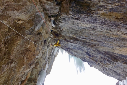 Kandersteg, Bernd Rathmayr, Roger Schaeli - Roger Schaeli apre Fäderliecht, una via di misto a Kandersteg in Svizzera