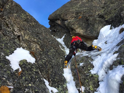 Aiguille de la Brenva, Mont Blanc, Ezio Marlier, Gianpaolo Ducly - Gianpaolo Ducly establishing Sole, Aiguille de la Brenva, Mont Blanc (Gianpaolo Ducly, Ezio Marlier 12/2018)