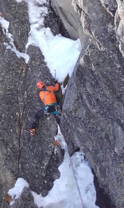 Aiguille de la Brenva, Mont Blanc, Ezio Marlier, Gianpaolo Ducly - Sole, Aiguille de la Brenva, Monte Bianco (Gianpaolo Ducly, Ezio Marlier 12/2018)