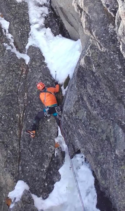 Aiguille de la Brenva, Monte Bianco, Ezio Marlier, Gianpaolo Ducly - Sole, Aiguille de la Brenva, Monte Bianco (Gianpaolo Ducly, Ezio Marlier 12/2018)