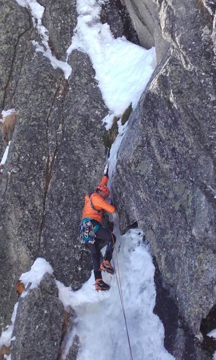 Aiguille de la Brenva, Monte Bianco, Ezio Marlier, Gianpaolo Ducly - Ezio Marlier durante la prima salita di Sole, Aiguille de la Brenva, Monte Bianco (Gianpaolo Ducly, Ezio Marlier 12/2018)