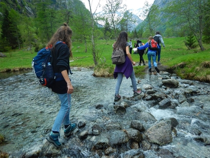 Val di Mello - Val di Mello: il sentiero sul lato sinistro orografico richiede spesso l'aggiramento o il superamento di ostacoli naturali: passaggi stretti e gradini antichissimi in località Cà di Carna; passaggi stretti tra muretti a secco secolari se non millenari, guadi ripetuti di piccoli ruscelli laterali che ogni anno cambiano di un poco forma e posizione