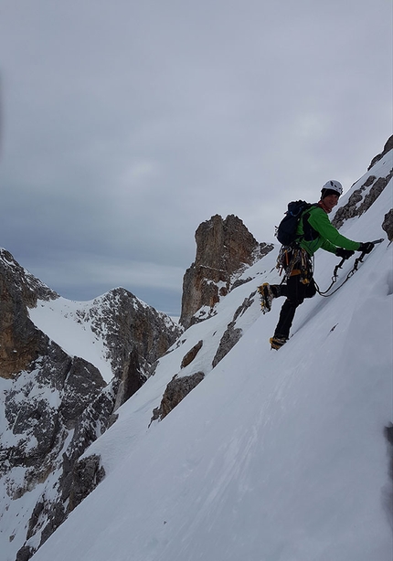 Cimon della Pala, Pale di San Martino, Dolomites, Giuseppe Vidoni, Gabriele Colomba - Via degli Allievi, Cimon della Pala, Pale di San Martino, Dolomites: snowfield at 3/4 height