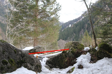 Val di Mello - Val di Mello: il sentiero sinistro orografico, alcuni degli ostacoli da abbattere in un metro e 20 di allargamento previsto.