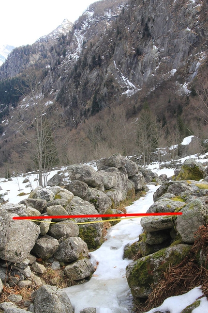 Val di Mello - Val di Mello: il sentiero sinistro orografico, alcuni degli ostacoli da abbattere in un metro e 20 di allargamento previsto.