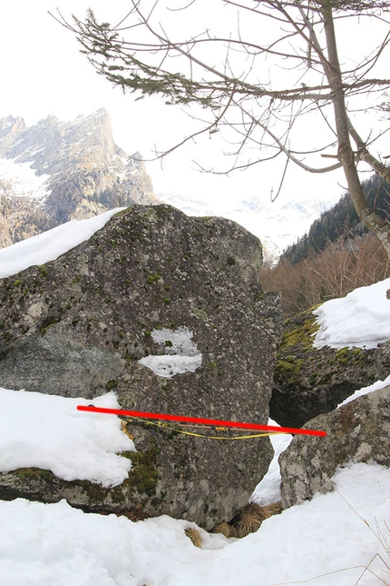 Val di Mello - Val di Mello: il sentiero sinistro orografico, alcuni degli ostacoli da abbattere in un metro e 20 di allargamento previsto.