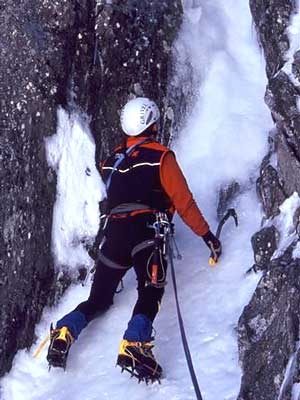 Aiguille della Brenva, Monte Bianco - Stop the war, Aiguille della Brenva (Monte Bianco): Ezio Marlier, partenza del 2 tiro