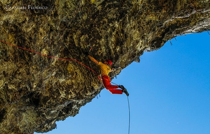 Filip Babicz frees Uragano Dorato, D15 dry tooling at Italy's Bus del Quai