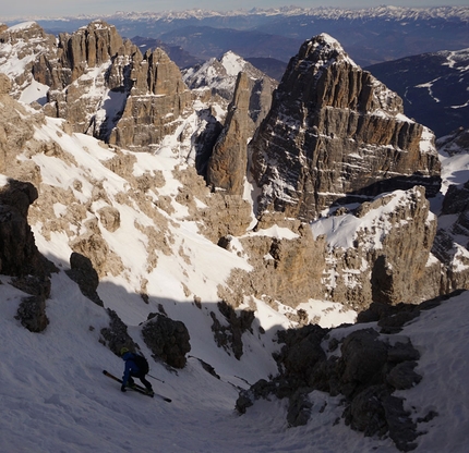 Dolomiti di Brenta Cima Tosa, Luca Dallavalle, Roberto Dallavalle  - Cima Tosa Parete Est (Dolomiti di Brenta): salita e discesa con gli sci da Luca e Roberto Dallavalle il 03/03/2019