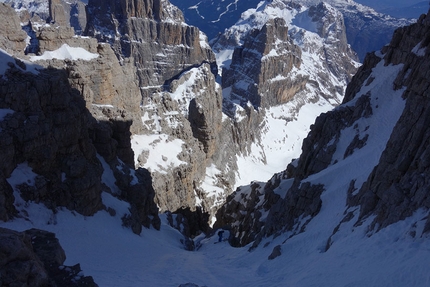 Dolomiti di Brenta Cima Tosa, Luca Dallavalle, Roberto Dallavalle  - Cima Tosa Parete Est (Dolomiti di Brenta): salita e discesa con gli sci da Luca e Roberto Dallavalle il 03/03/2019