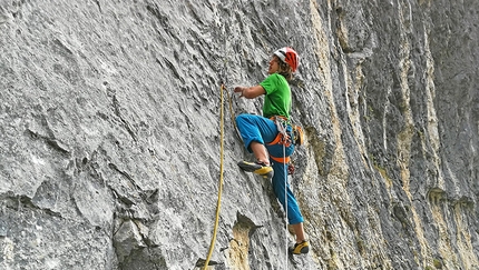 Alessandro Larcher, Silverado, Val Tovel, Dolomiti di Brenta - Alessandro Larcher sul primo tiro di Silverado, Cima Cee in Val Tovel, Dolomiti di Brenta