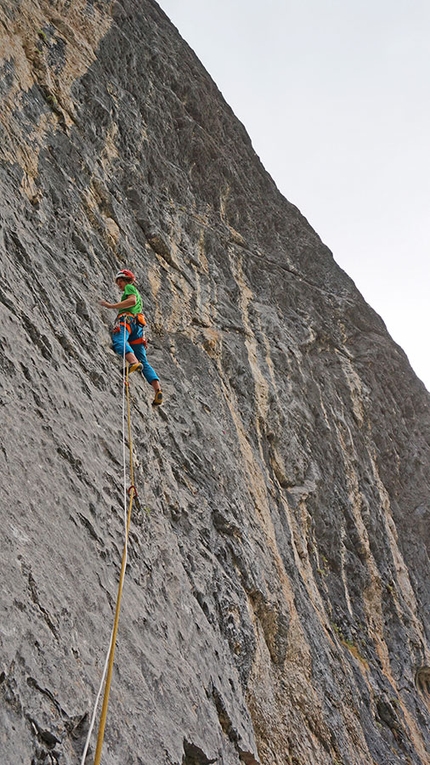 Alessandro Larcher, Silverado, Val Tovel, Dolomiti di Brenta - Alessandro Larcher sul primo tiro di Silverado, Cima Cee in Val Tovel, Dolomiti di Brenta