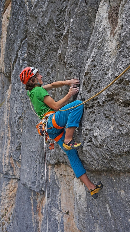 Alessandro Larcher, Silverado, Val Tovel, Dolomiti di Brenta - Alessandro Larcher sul secondo tiro di Silverado, Cima Cee in Val Tovel, Dolomiti di Brenta