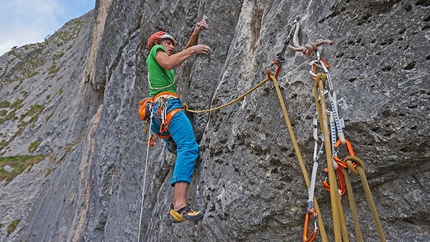 Alessandro Larcher, Silverado, Val Tovel, Dolomiti di Brenta - Alessandro Larcher sul terzo tiro di Silverado, Cima Cee in Val Tovel, Dolomiti di Brenta