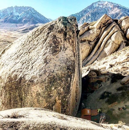 Too Big to Flail, Buttermilks, Bishop - Too Big to Flail (V10/5.13d) il boulder highball a Bishop, USA liberato nel 2012 da Alex Honnold. Nella foto, il climber tedesco Fabian Buhl durante la sua salita nel 2017