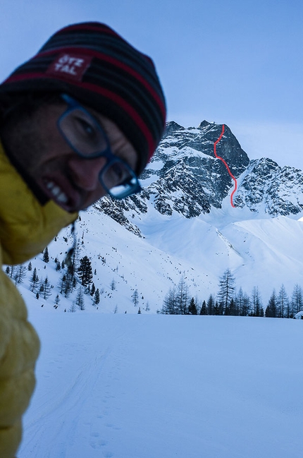 Hansjörg Auer Ötztal - Hansjörg Auer e il tracciato della via aperta in solitaria sulla NO di Rofele Wand, Alpi Venoste.